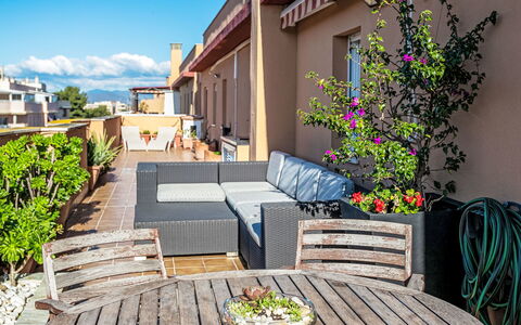 El Pinillo: Møbel, Urban Design, Udendørs Møbler, Lejlighed, Blomsterkrukke, Altan, Stol, Have, Stueplante, Eco Hotel