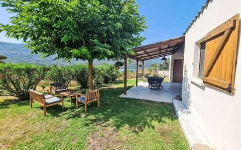 Calcatoggio 600: Skygge, Sommerhus, Have, Backyard, Lawn, Gård, Landscaping, Stuehus, Garden Bygninger, Udendørs Struktur