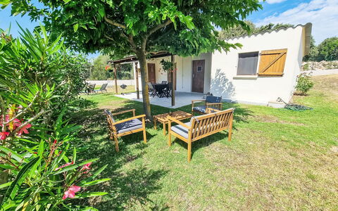 Calcatoggio 600: Busk, Have, Lawn, Skygge, Backyard, Gård, Landscaping, Estate, Hacienda, Stuehus