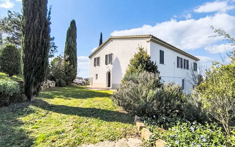Il Palazzo: Himmel, Blå, Busk, Estate, Stuehus, Landscaping, Evergreen