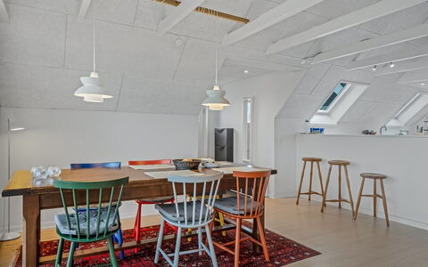 Launo - 300M from the Sea: Møbel, Indretning, Gulvbelægning, Stol, Etage, Træ, Loft, Lysarmatur, Bord, Spisestue