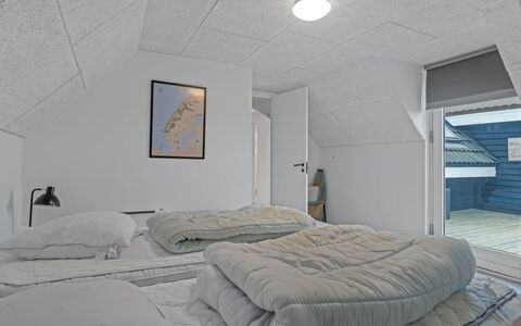 Launo - 300M from the Sea: Loft, Soveværelse, Indretning, Etage, Gulvbelægning, Seng, Sengetøj, Sengetøj, Møbel, Værelse