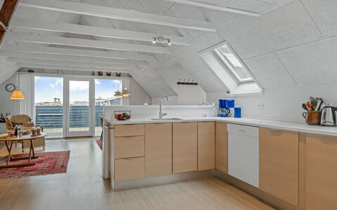 Launo - 300M from the Sea: Gulvbelægning, Træ, Etage, Køkken, Countertop, Loft, Indretning, Møbel, Cabinetry, Trægulve