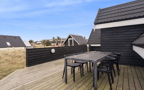 Launo - 300M from the Sea: Træ, Tag, Arkitektur, Hjem, Planke, Sidespor, Hårdttræ, Sommerhus, Hældning