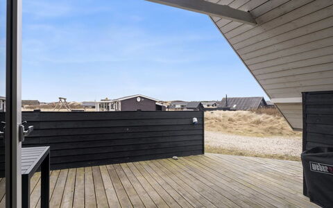 Launo - 300M from the Sea: Træ, Arkitektur, Kompositmateriale, Planke, Dør, Dæk, Hårdttræ, Trægulve, Skygge