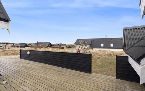 Launo - 300M from the Sea: Træ, Tag, Kompositmateriale, Planke, Hældning, Sidespor, Hårdttræ, Dagslys, Dæk