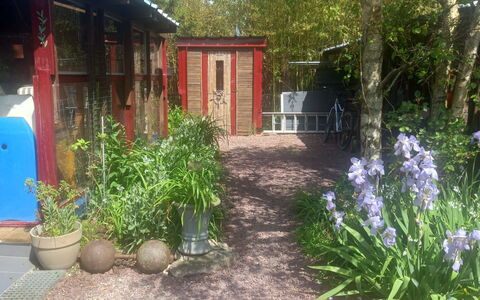 Le Paradis des Fleurs: Have, Busk, Backyard, Garden Bygninger, Blomsterkrukke, Gård, Skur, Landscaping, Udendørs Struktur, Gårdsplads
