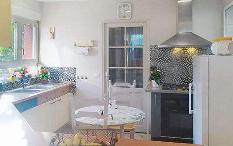 Le Paradis des Fleurs: Køkken, Møbel, Countertop, Indretning, Køkken Apparat, Gulvbelægning, Cabinetry, Lysarmatur, Større Bandage, Loft
