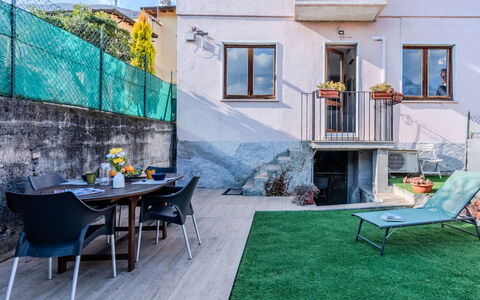 Blue Home: Møbel, Etage, Blomsterkrukke, Have, Udendørs Møbler, Stueplante, Gårdsplads, Stol, Backyard, Gård