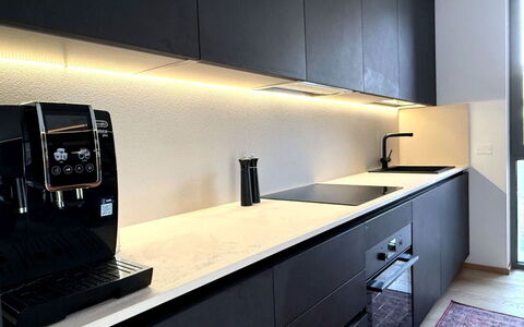 Domus Canazei: Indretning, Køkken, Køkken Apparat, Countertop, Belysning, Sort, Gulvbelægning, Husholdningsapparat, Cabinetry, Værelse