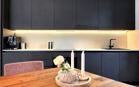 Domus Canazei: Køkken, Countertop, Indretning, Møbel, Gulvbelægning, Træ, Cabinetry, Køkken Apparat, Belysning, Etage