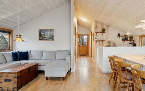 Syriel - 850M from the Sea: Træ, Loft, Hjem, Gulvbelægning, Indretning, Sommerhus, Etage, Møbel, Stue, Hårdttræ