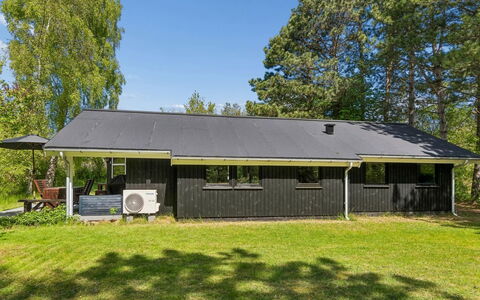 Syriel - 850M from the Sea: Græs, Træ, Tag, Hus, Hjem, Sommerhus, Land Lot, Landdistrikt, Skygge, Garden Bygninger