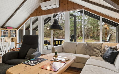 Elfrede - 900M from the Sea: Træ, Indretning, Loft, Couch, Hjem, Møbel, Stue, Etage, Værelse