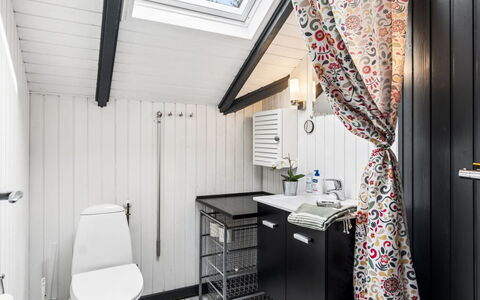 Elfrede - 900M from the Sea: Sanitærarmatur, Indretning, Håndvask, Badeværelse, Tap, Vvs, Gulvbelægning, Etage, Gardin, Loft