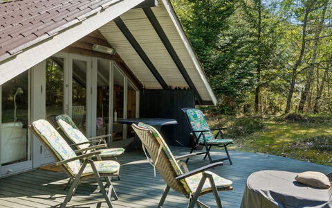 Elfrede - 900M from the Sea: Træ, Sommerhus, Hjem, Skygge, Stol, Veranda, Udendørs Møbler, Garden Bygninger, Hårdttræ, Sidespor