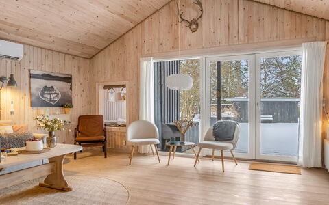 Irma - 300M from the Sea: Boligområde, Busk, Hus, Hjem, Have, Estate, Skygge, Landscaping, Lawn