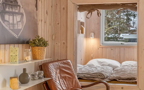 Irma - 300M from the Sea: Boligområde, Busk, Hus, Hjem, Have, Estate, Skygge, Landscaping, Lawn