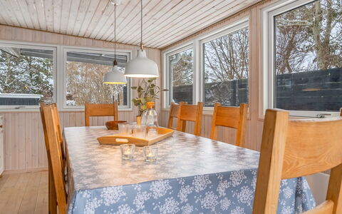 Irma - 300M from the Sea: Boligområde, Busk, Hus, Hjem, Have, Estate, Skygge, Landscaping, Lawn