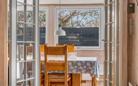Irma - 300M from the Sea: Boligområde, Busk, Hus, Hjem, Have, Estate, Skygge, Landscaping, Lawn