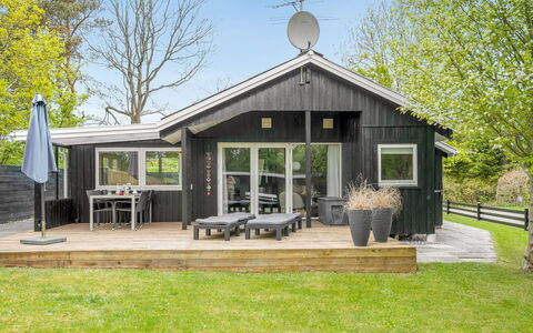 Irma - 300M from the Sea: Træ, Hus, Hjem, Tag, Sommerhus, Sidespor, Veranda, Dør, Estate, Garden Bygninger