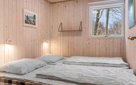 Irma - 300M from the Sea: Soveværelse, Seng, Træ, Sengetøj, Indretning, Sengetøj, Loft, Etage, Møbel, Gulvbelægning