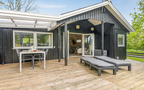 Irma - 300M from the Sea: Træ, Hjem, Sidespor, Veranda, Hus, Tag, Sommerhus, Dør, Planke, Hårdttræ