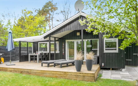 Irma - 300M from the Sea: Tag, Hus, Hjem, Sommerhus, Dør, Sidespor, Estate, Lawn, Gård, Veranda