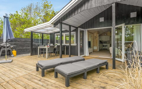 Irma - 300M from the Sea: Tag, Hus, Hjem, Sommerhus, Dør, Sidespor, Estate, Lawn, Gård, Veranda