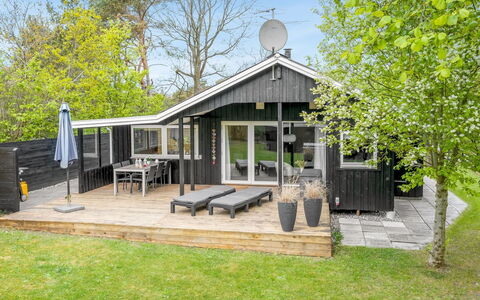Irma - 300M from the Sea: Tag, Hus, Hjem, Sommerhus, Dør, Sidespor, Estate, Lawn, Gård, Veranda