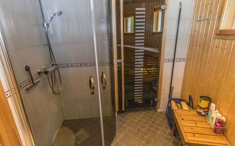 Villa Muu: Træ, Gulvbelægning, Etage, Møbel, Trægulve, Indretning, Køjeseng, Værelse, Bejdse, Hårdttræ