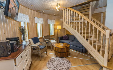 Villa Muu: Træ, Gulvbelægning, Etage, Møbel, Trægulve, Indretning, Køjeseng, Værelse, Bejdse, Hårdttræ