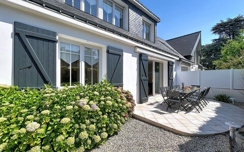 Ty Bottez: Hjem, Busk, Hus, Boligområde, Tag, Sommerhus, Dør, Have, Bunddække, Estate