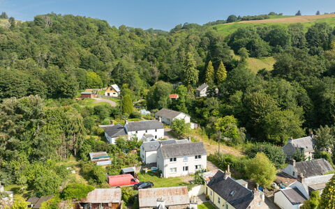 Strone Cottage: Træ, Hus, Boligområde, Landskab, Landdistrikt, Tag, Hjem, Landsby, Sommerhus