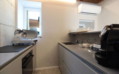 Villa Valdobbiadene Pool Spa: Countertop, Indretning, Køkken, Køkken Apparat, Gulvbelægning, Loft, Cabinetry, Belysning, Husholdningsapparat, Større Bandage