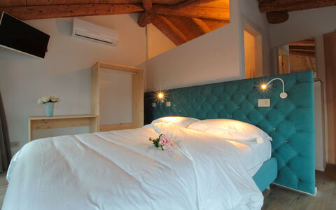 Villa Dolce Bacio, Pool and Spa, Valdobbiadene: Indretning, Møbel, Soveværelse, Træ, Seng, Loft, Sengetøj, Etage, Gulvbelægning, Sengetøj