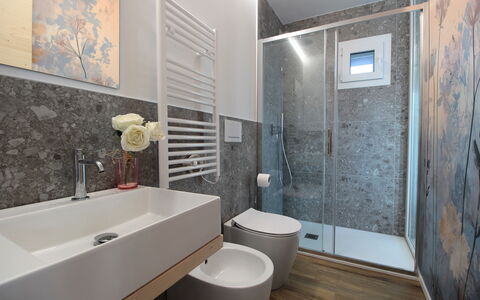 Villa Dolce Bacio, Pool and Spa, Valdobbiadene: Badeværelse, Gulvbelægning, Sanitærarmatur, Indretning, Væg, Etage, Håndvask, Badeværelsesvask, Toilet, Tap