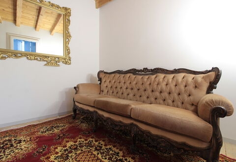 Villa Dolce Bacio, Pool and Spa, Valdobbiadene: Møbel, Indretning, Couch, Gulvbelægning, Etage, Værelse, Stue, Billedramme, Trægulve