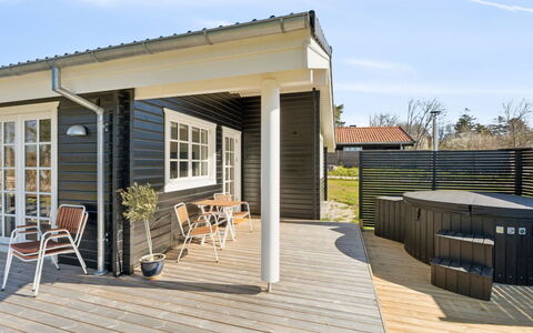 Aria - 310M from the Sea: Træ, Hjem, Hus, Dør, Sommerhus, Tag, Veranda, Sidespor, Dæk, Udendørs Møbler