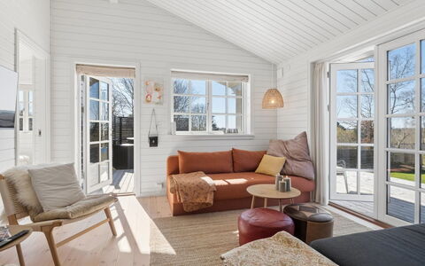 Aria - 310M from the Sea: Træ, Gulvbelægning, Hjem, Etage, Møbel, Couch, Indretning, Trægulve, Stue, Dør