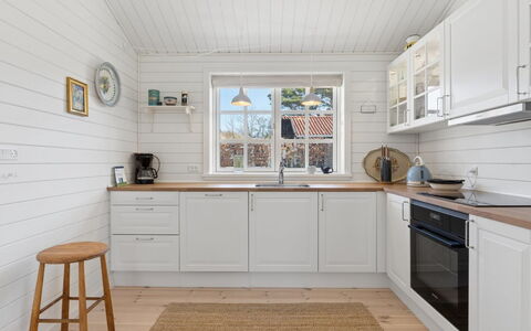 Aria - 310M from the Sea: Gulvbelægning, Træ, Etage, Indretning, Køkken, Cabinetry, Loft, Countertop, Hjem, Trægulve