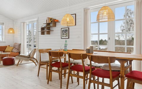 Aria - 310M from the Sea: Møbel, Gulvbelægning, Indretning, Træ, Bord, Etage, Stol, Trægulve, Spisestue, Køkken & Spisebord