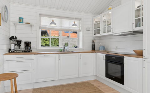 Aria - 310M from the Sea: Gulvbelægning, Træ, Køkken, Etage, Indretning, Cabinetry, Countertop, Loft, Køkken Apparat, Trægulve
