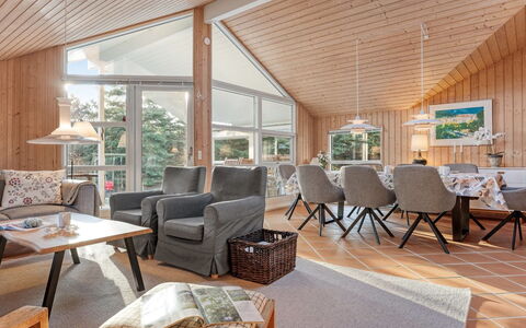 Hollie - 75M from the Sea: Træ, Indretning, Loft, Møbel, Hjem, Sommerhus, Stue, Stol, Couch, Hårdttræ