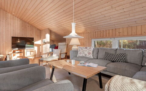 Hollie - 75M from the Sea: Træ, Indretning, Loft, Møbel, Hjem, Stue, Hus, Værelse, Etage, Sommerhus