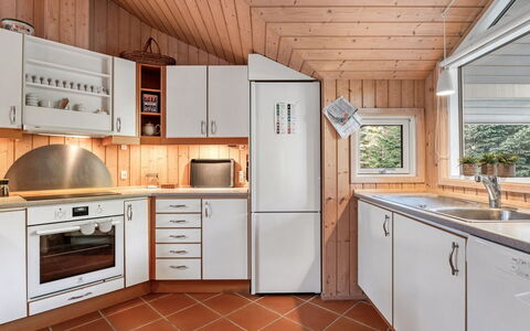 Hollie - 75M from the Sea: Køkken, Køkken Apparat, Countertop, Større Bandage, Indretning, Træ, Gulvbelægning, Cabinetry, Loft, Møbel