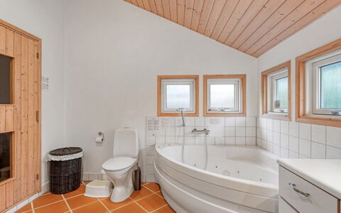 Hollie - 75M from the Sea: Gulvbelægning, Indretning, Træ, Loft, Etage, Sanitærarmatur, Værelse, Hjem, Vvs, Badeværelse