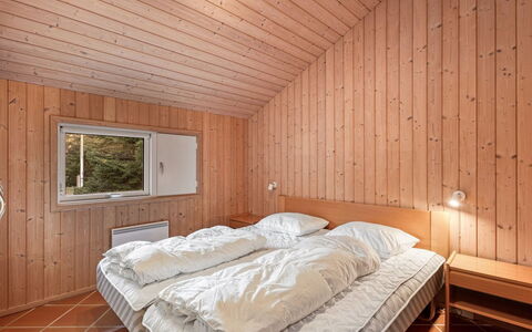 Hollie - 75M from the Sea: Træ, Soveværelse, Loft, Indretning, Seng, Værelse, Hårdttræ, Sengetøj, Sengetøj, Bed Frame