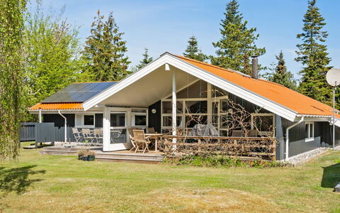 Hollie - 75M from the Sea: Møbel, Træ, Indretning, Gulvbelægning, Etage, Stol, Værelse, Loft, Stue, Lejlighed