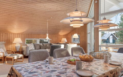 Hollie - 75M from the Sea: Møbel, Træ, Indretning, Gulvbelægning, Etage, Stol, Værelse, Loft, Stue, Lejlighed